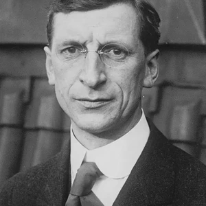 Eamon de Valera resigns as head of Sinn Féin