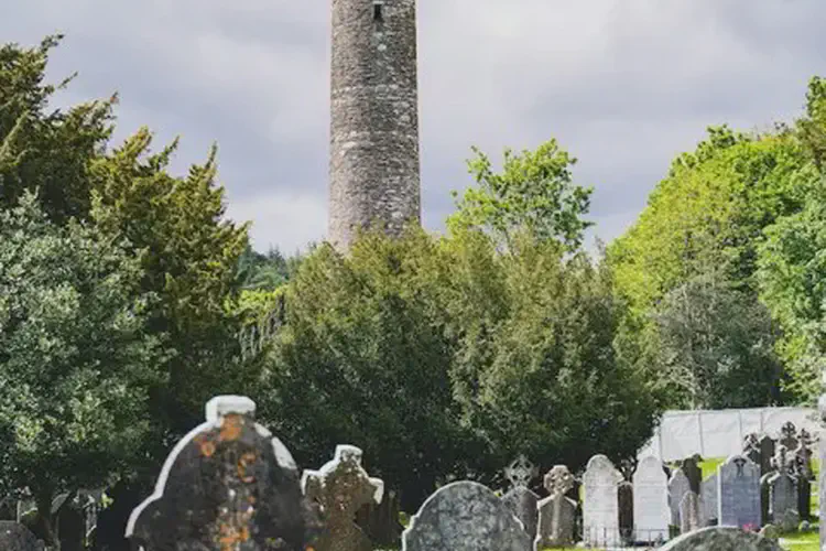 Edward the Bruce and Irish allies engage English forces at the Battle of Ardscull, Ireland